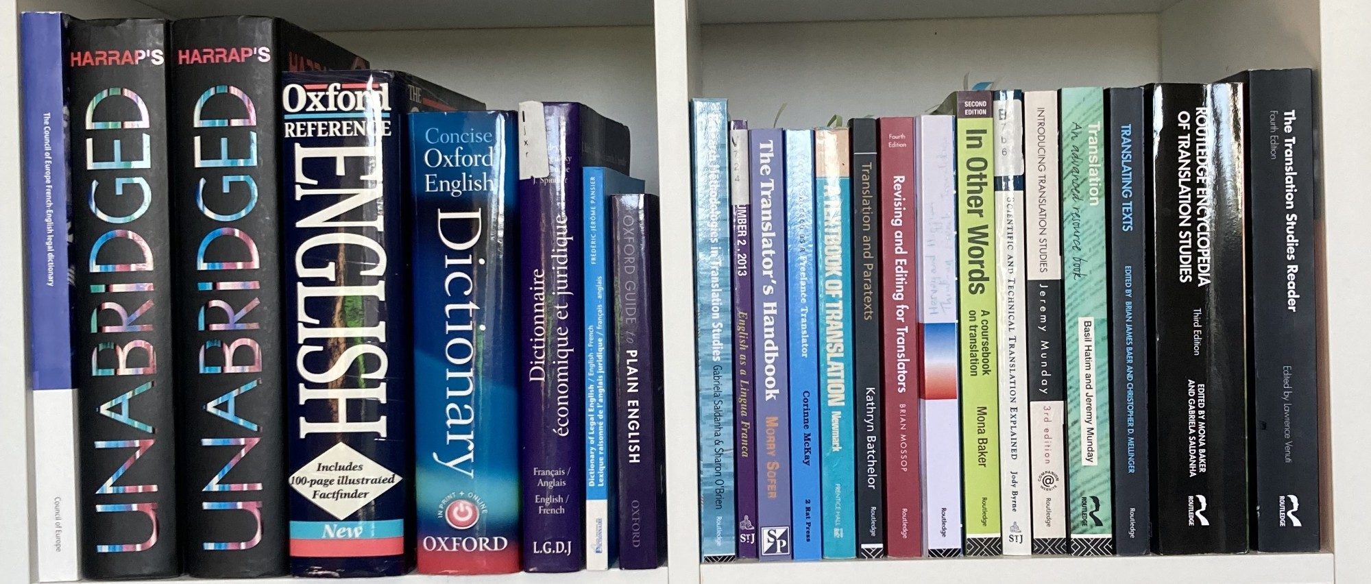 Dictionnaires français-anglais, juridiques et généraux et ouvrages de traductologie dans le bureau d'Avé Traductions à Saint-Avé, près de Vannes