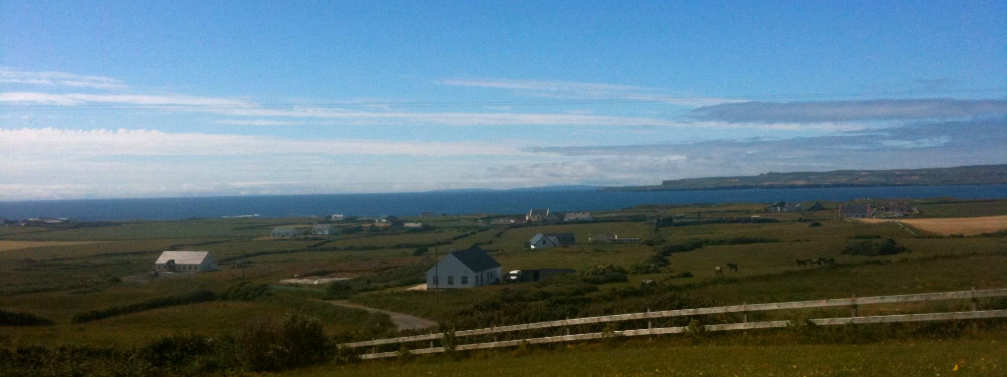 La vue depuis la maison d'enfance d'Aideen Rodrigues dans le comté de Clare, en Irlande, avec les falaises de Moher à l'horizon